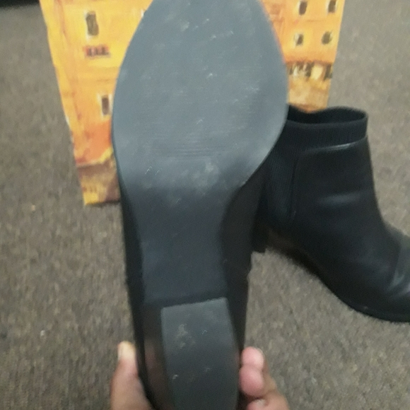 Like New in Box Bella Vita Lottie Chelsea Boot in a 9.5M - Picture 6 of 9